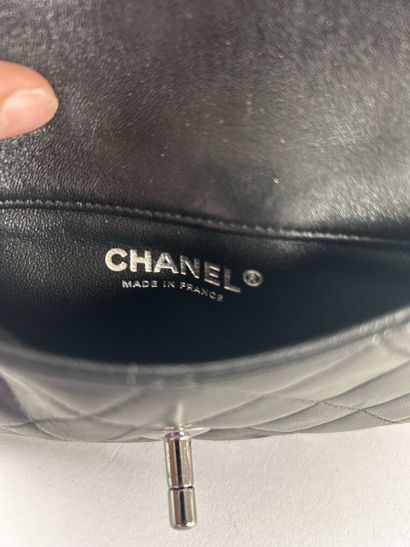 CHANEL 
Petit sac pochette à deux compartiments,...