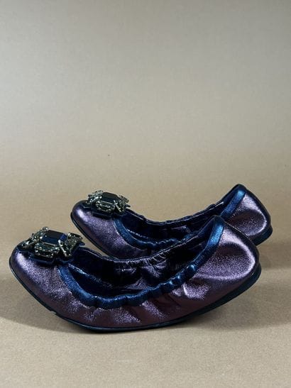 MIU MIU 
Paire de ballerines en cuir irisé...