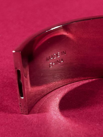 ALEXANDER McQUEEN 
Bracelet manchette s'ouvrant...