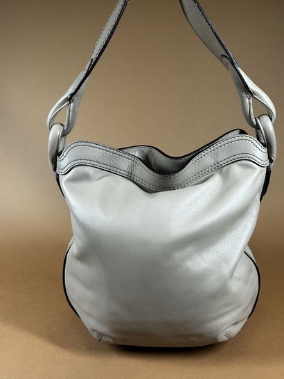 LOEWE 
Sac besace en cuir taupe à surpiqûres...
