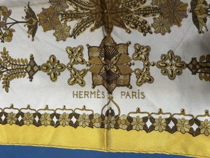 HERMÈS Paris 
Carré en twill de soie imprimée...