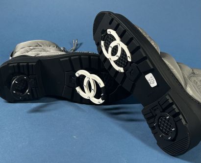 CHANEL
Paire de boots doudoune matelassée...