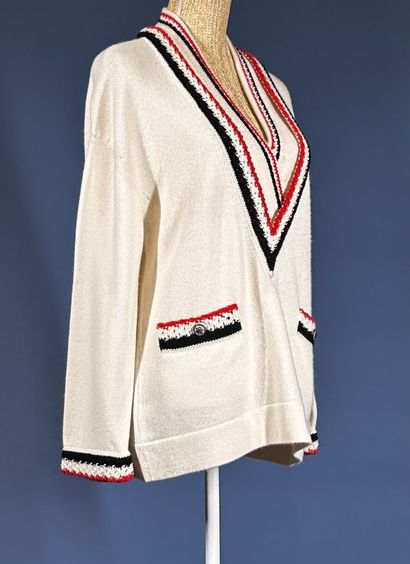 CHANEL 
Pull en cachemire écru à double col...