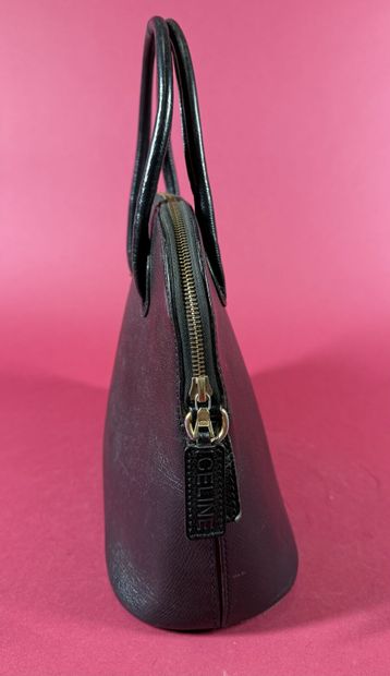 CÉLINE
Sac en cuir grainé noir, fermeture...