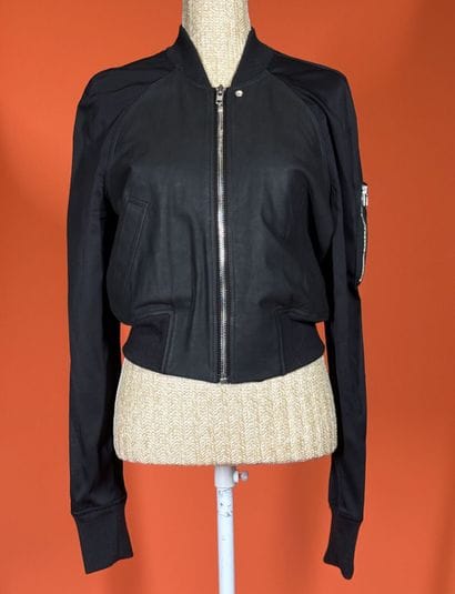 RICK OWENS 
Blouson en cuir agneau noir,...