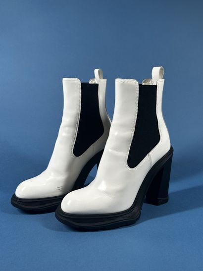 ALEXANDER McQUEEN 
Paire de boots en cuir...