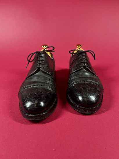 J. M. WESTON 
Deux paires de derby homme...