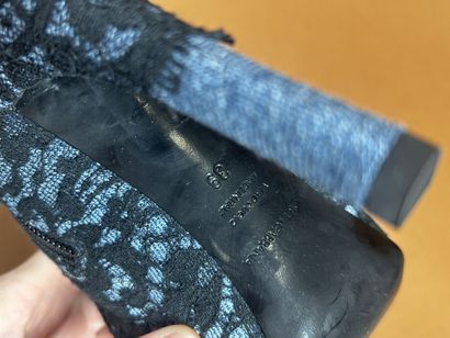 DOLCE GABBANA 
Paire de bottines en denim...