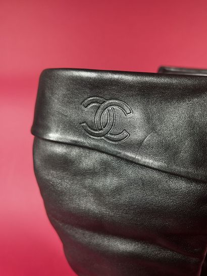 CHANEL Identification
Paire de bottes plates...