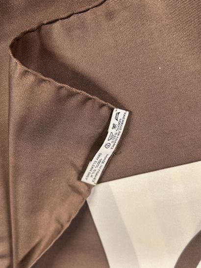 HERMÈS Paris
Carré en twill de soie imprimé,...