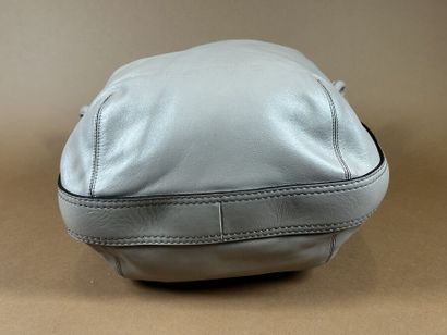 LOEWE 
Sac besace en cuir taupe à surpiqûres...