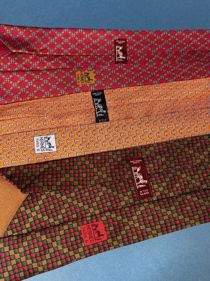 HERMÈS Paris
Réunion de trois cravates en...