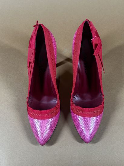 LANVIN
Paire d'escarpins en cuir python rose,...