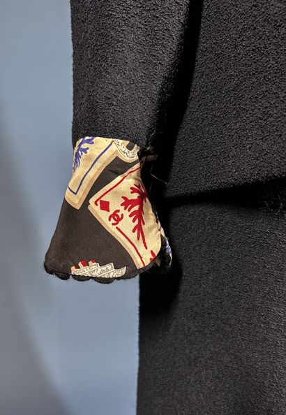 CHANEL boutique
Tailleur en tweed marine...