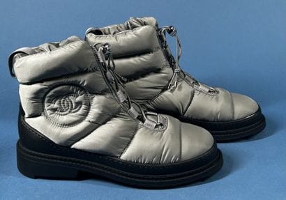 CHANEL
Paire de boots doudoune matelassée...