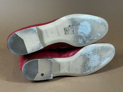 BALENCIAGA 
Paire de bottines en cuir rouge...