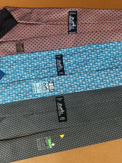 HERMÈS Paris
Réunion de trois cravates en...