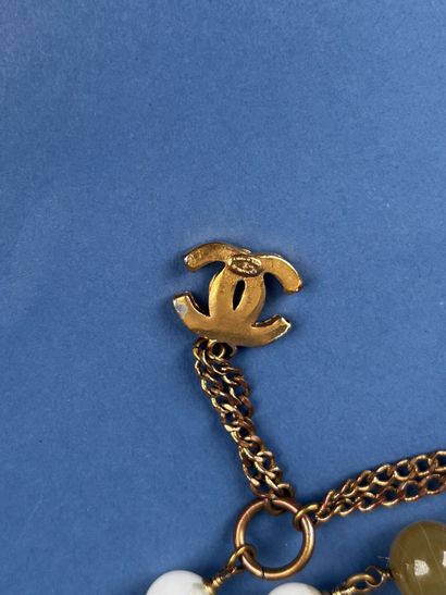 CHANEL 
Sautoir chaîne en métal doré entrecoupé...