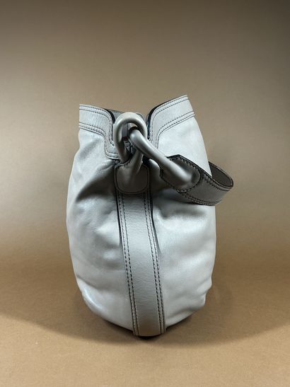 LOEWE 
Sac besace en cuir taupe à surpiqûres...
