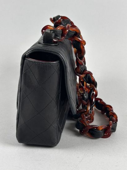 CHANEL 
Sac classique en cuir matelassé noir,...