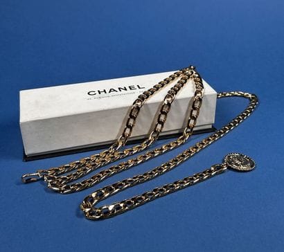 CHANEL
Ceinture chaîne en métal doré à trois...