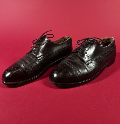 J. M. WESTON 
Deux paires de derby homme...