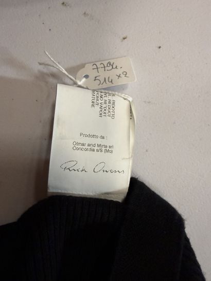 RICK OWENS 
Ensemble composé d'un top côtelé...