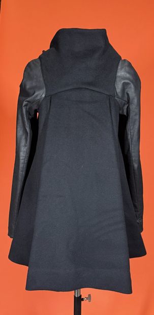 GARETH PUGH 
Manteau en angora et laine noire,...