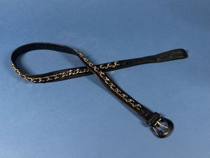 CHANEL 
Ceinture en cuir marine rehaussé...