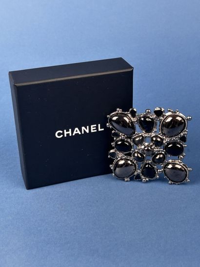 CHANEL 
Broche pendentif en métal argenté...