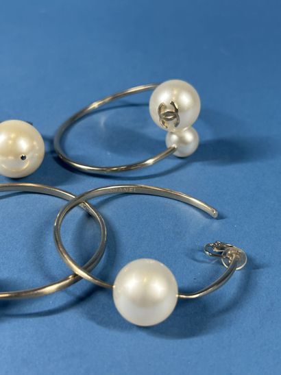 CHANEL 
Parure composée d'un bracelet jonc,...