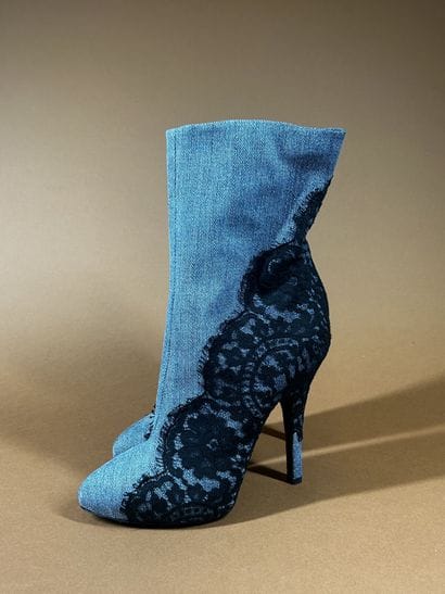 DOLCE GABBANA 
Paire de bottines en denim...