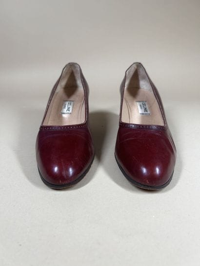 CÉLINE 
Paire d'escarpins en cuir bordeaux,...