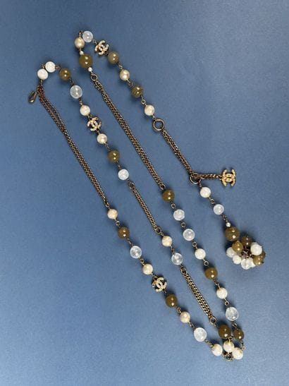 CHANEL 
Sautoir chaîne en métal doré entrecoupé...