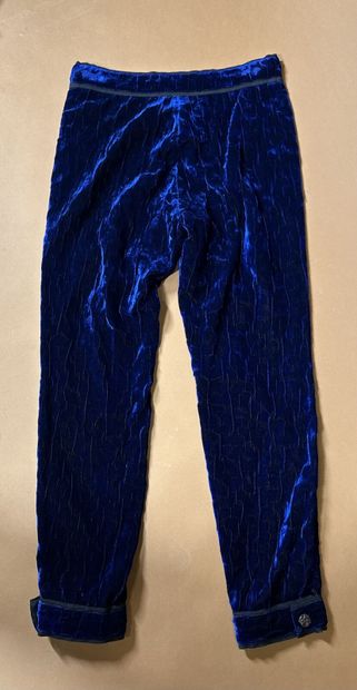 CHANEL 
Pantalon en velours bleu électrique...