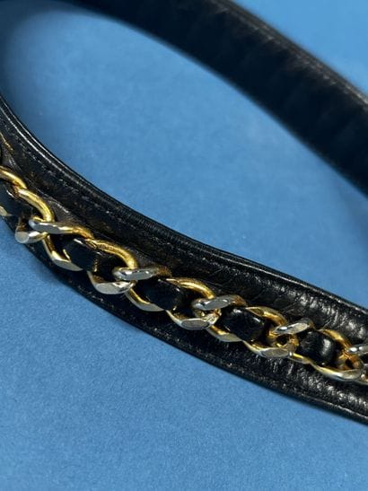 CHANEL 
Ceinture en cuir marine rehaussé...