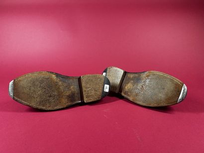 J. M. WESTON 
Deux paires de derby en cuir...