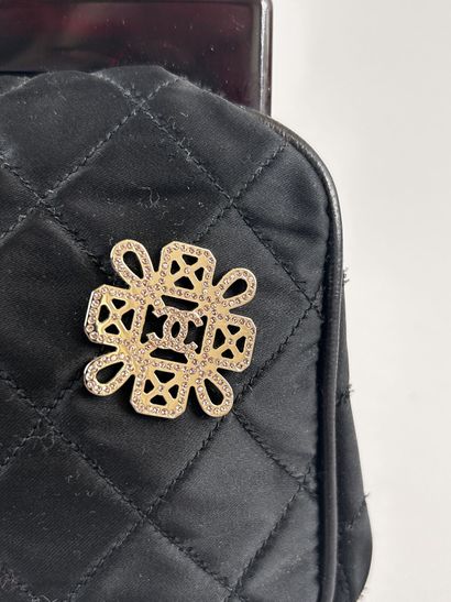 CHANEL 
Petit sac du soir bourse en satin...