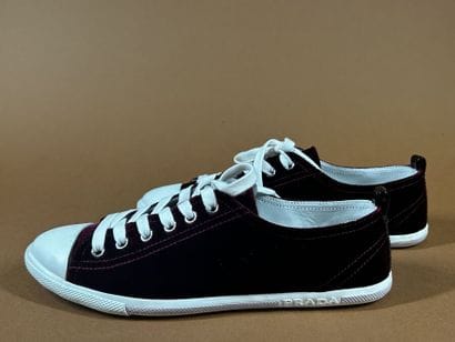 PRADA 
Paire de sneakers basse à lacet en...
