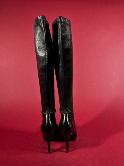 FENDI 
Paire de bottes en cuir noir à effet...