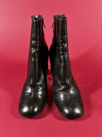 CÉLINE 
Paire de bottines en cuir noir à...