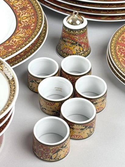 VERSACE - Medusa
Partie de service en porcelaine...