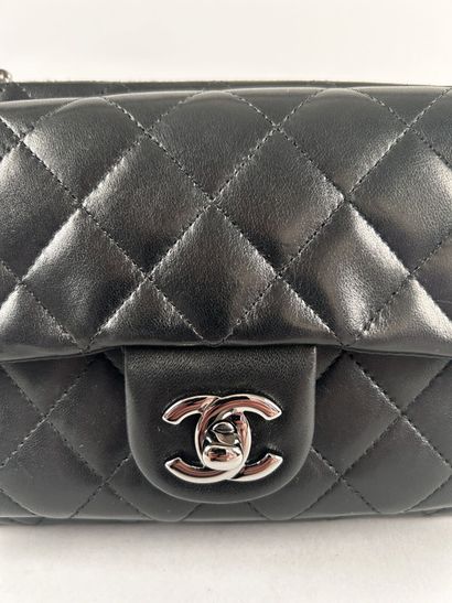 CHANEL 
Petit sac pochette à deux compartiments,...