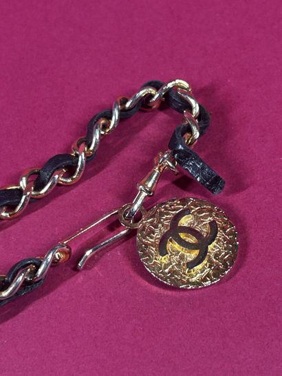 CHANEL, 1982
Ceinture chaîne en métal doré...