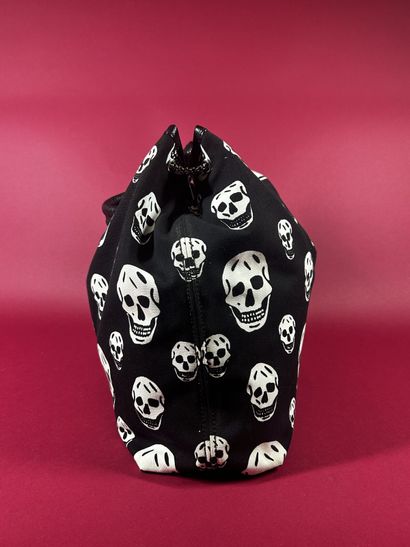 ALEXANDER McQUEEN 
Sac besace en toile noire...