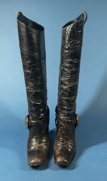 DOLCE GABBANA 
Paire de bottes en cuir vieilli...