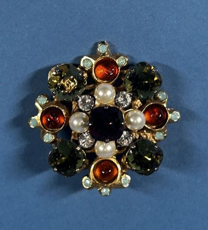 CHANEL
Broche pendentif en métal doré rehaussé...