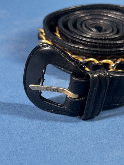 CHANEL 
Ceinture en cuir marine rehaussé...