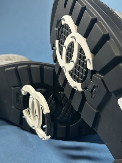CHANEL
Paire de boots doudoune matelassée...