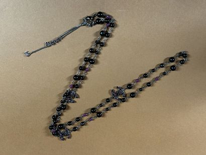 CHANEL
Sautoir en métal argenté vernissé...